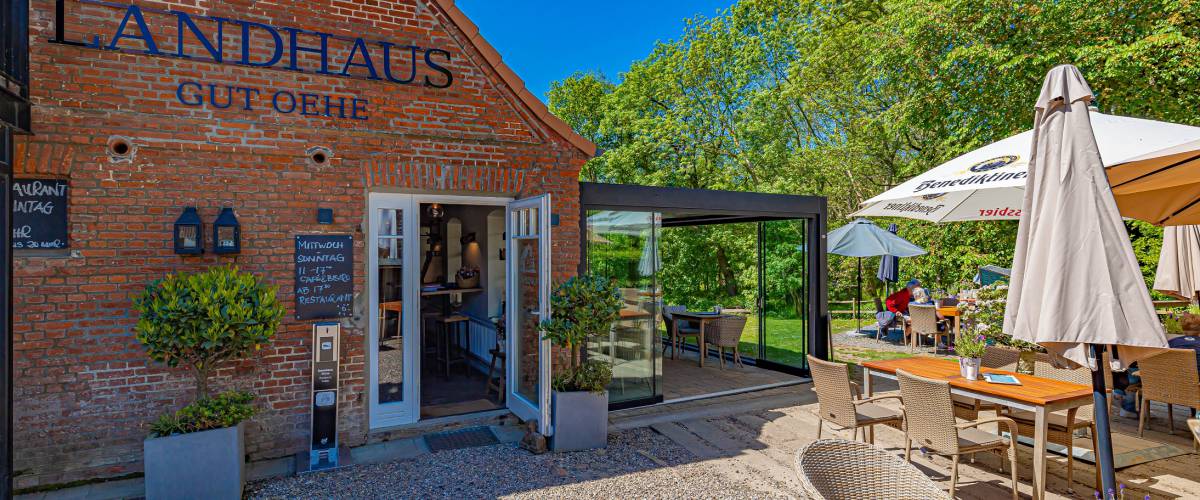 Saison-Start im Café & Restaurant Symbolfoto
