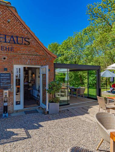 Saison-Start im Café & Restaurant Symbolfoto