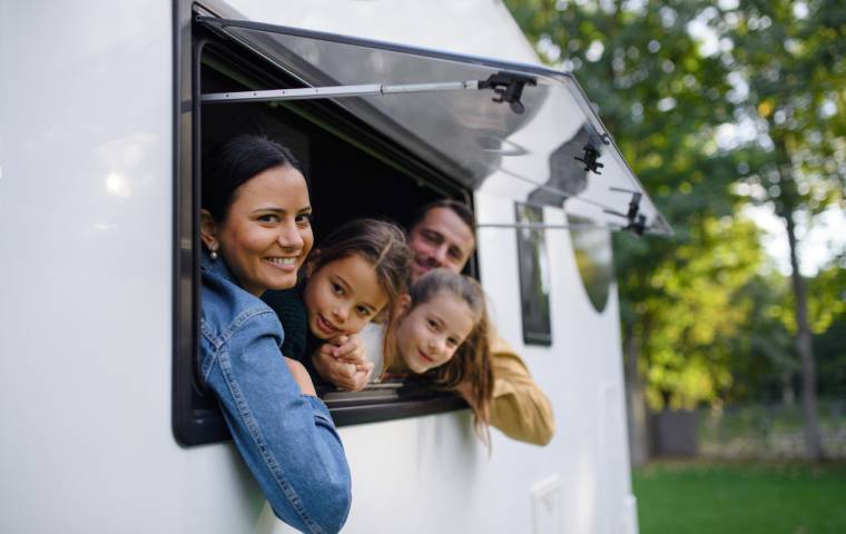 Familie im Wohnwagen