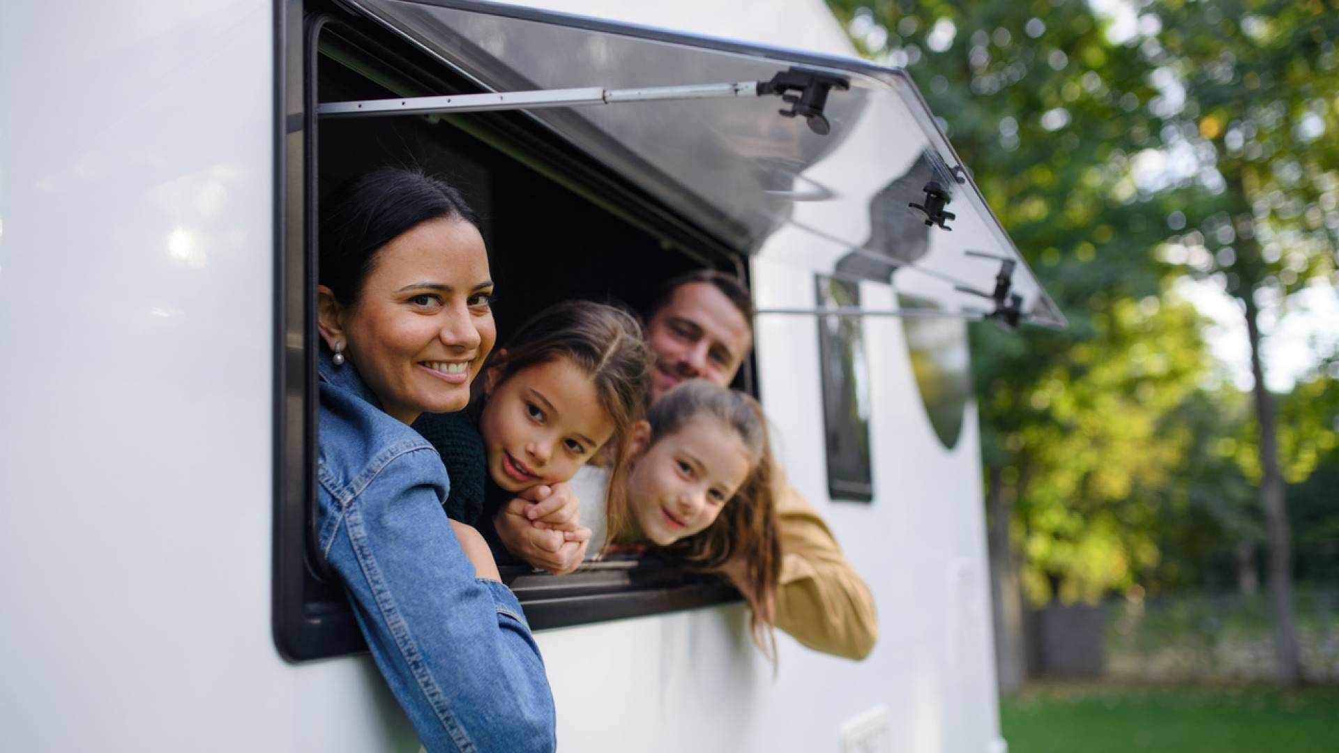 Familie im Wohnwagen Camping Ostsee